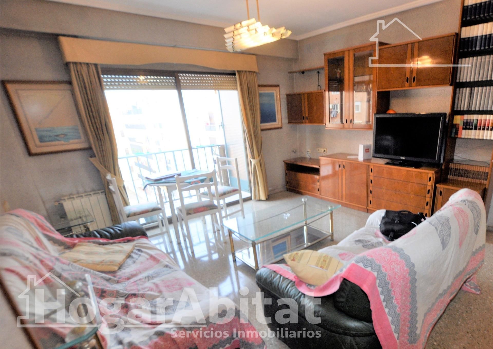 Living room of Flat for sale in  Valencia Capital  with Storage room, Furnished and Balcony