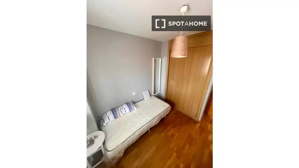 Bedroom of Flat for share in Madrid  with Air Conditioner, Heating and Terrace