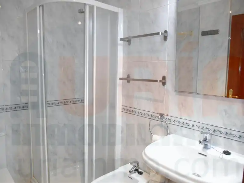 Badezimmer von Wohnung zur Miete in Oviedo  mit Heizung, Abstellraum und Ofen