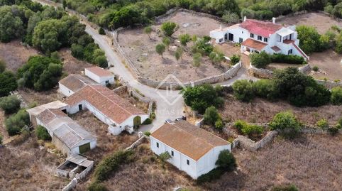 Finca rústica de seis dormitorios con licencia turística, en medio de la naturaleza y a pocos minutos de Es Migjorn y Alaior.