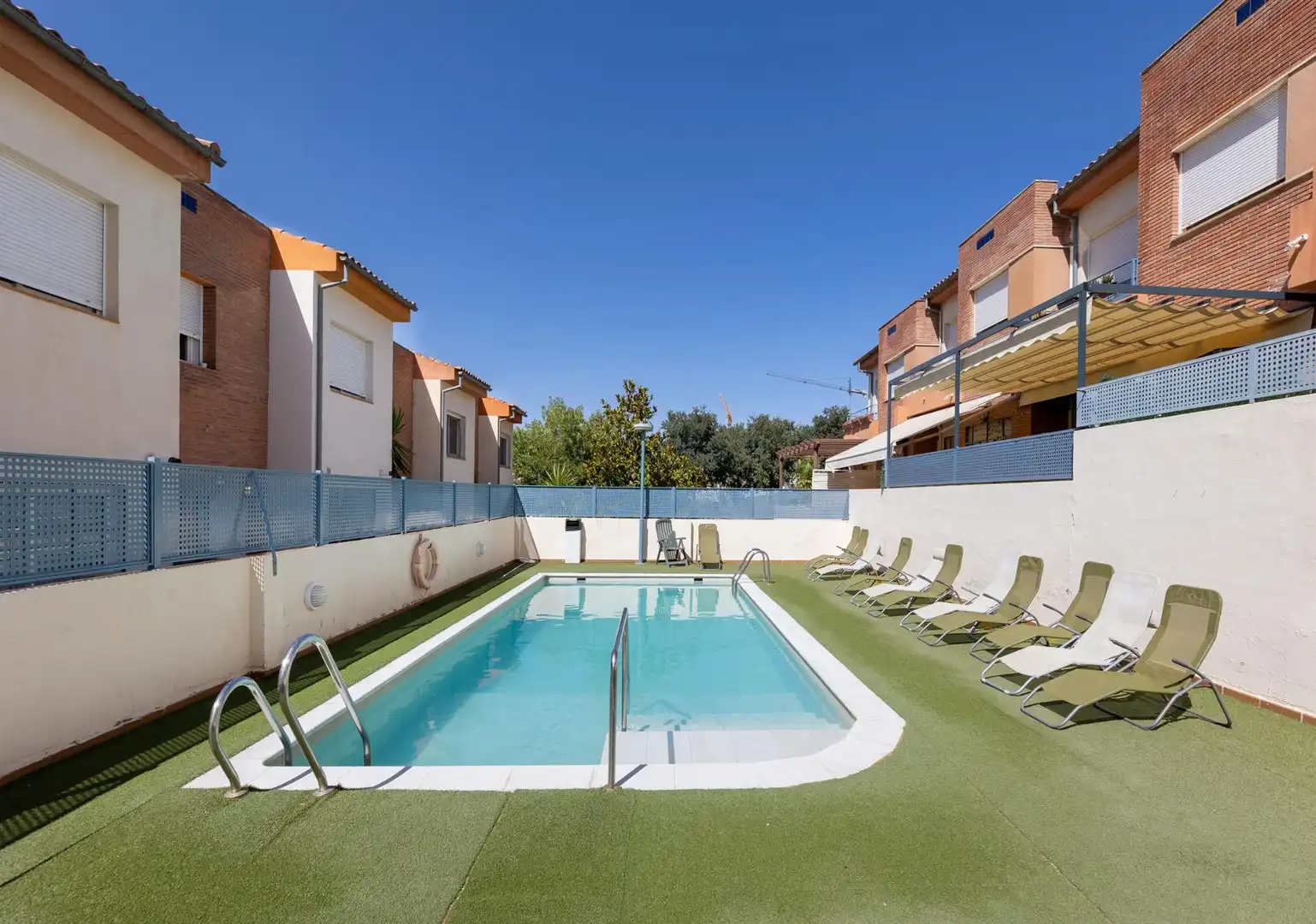 Piscina de Casa adosada en venda en Granada amb Aire condicionat, Calefacció i Piscina comunitària