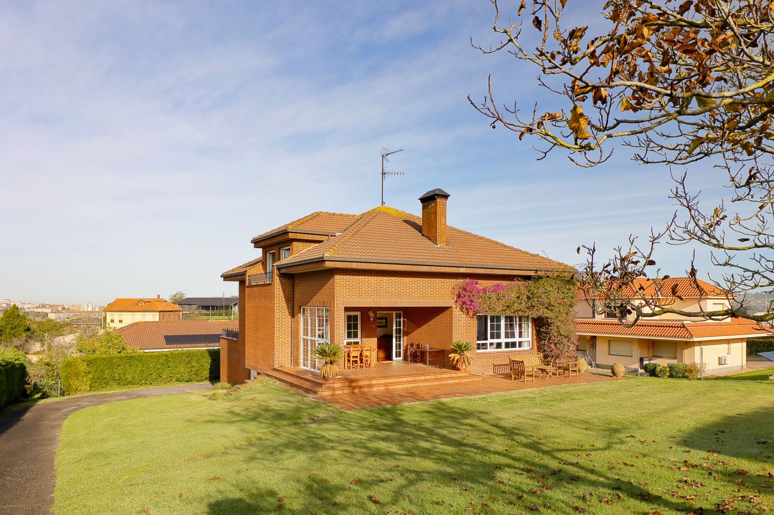 Vista exterior de Casa o xalet en venda en Gijón  amb Calefacció, Parquet i Terrassa