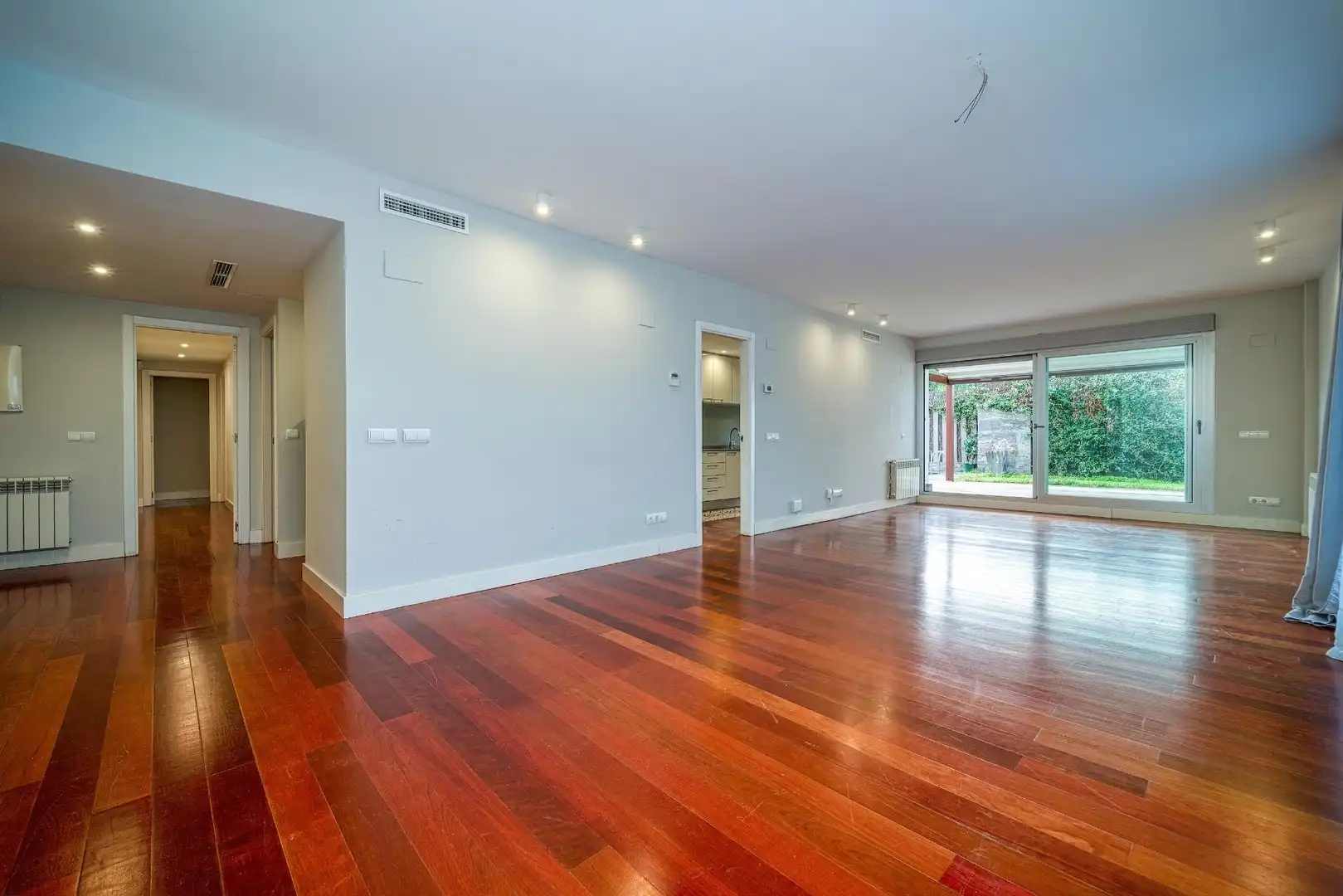 Sala de estar de Planta baja de alquiler en Majadahonda con Aire acondicionado, Calefacción y Jardín privado