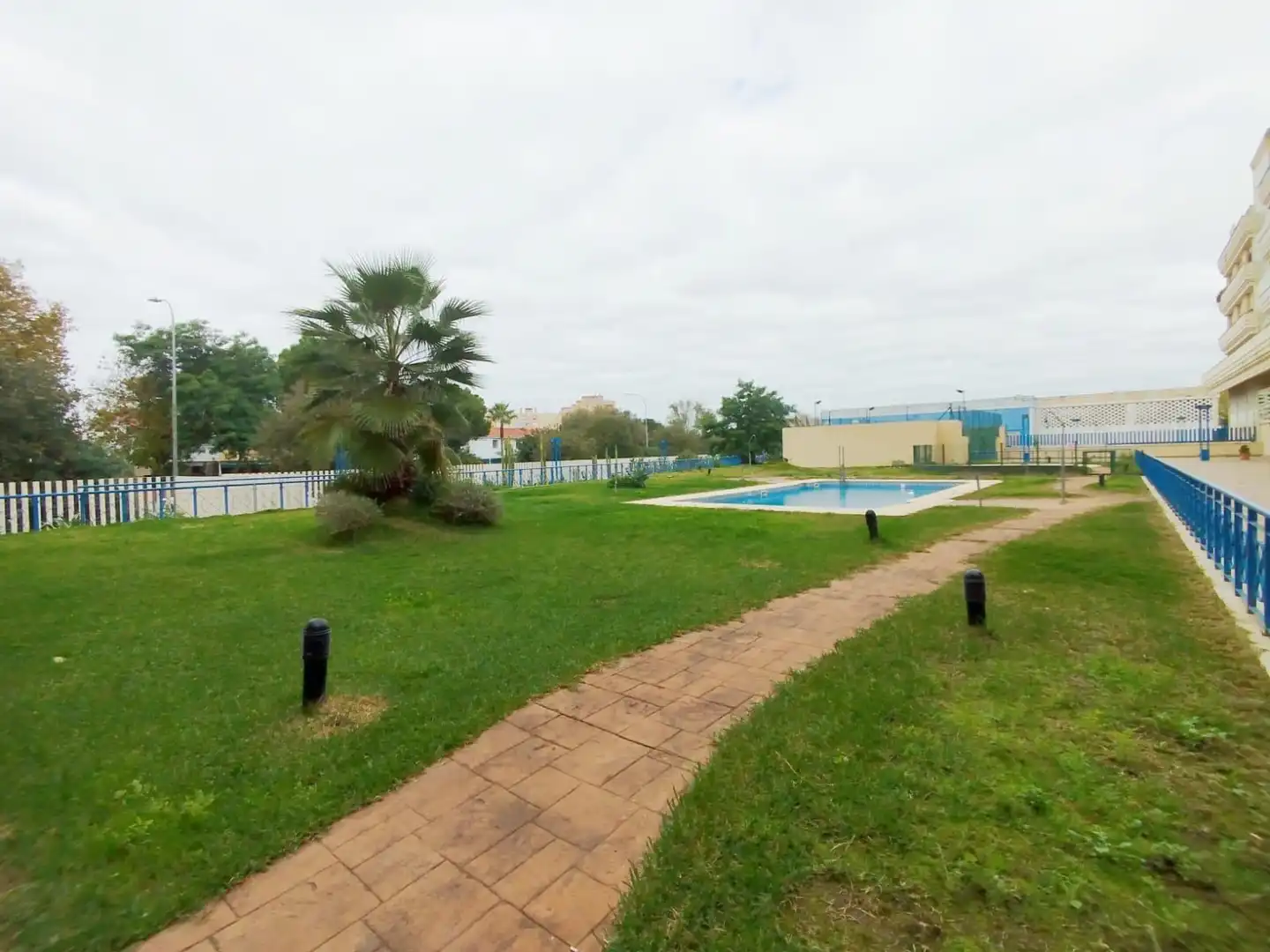 Piscina de Estudio en venta en Sevilla con Aire acondicionado y Piscina comunitaria