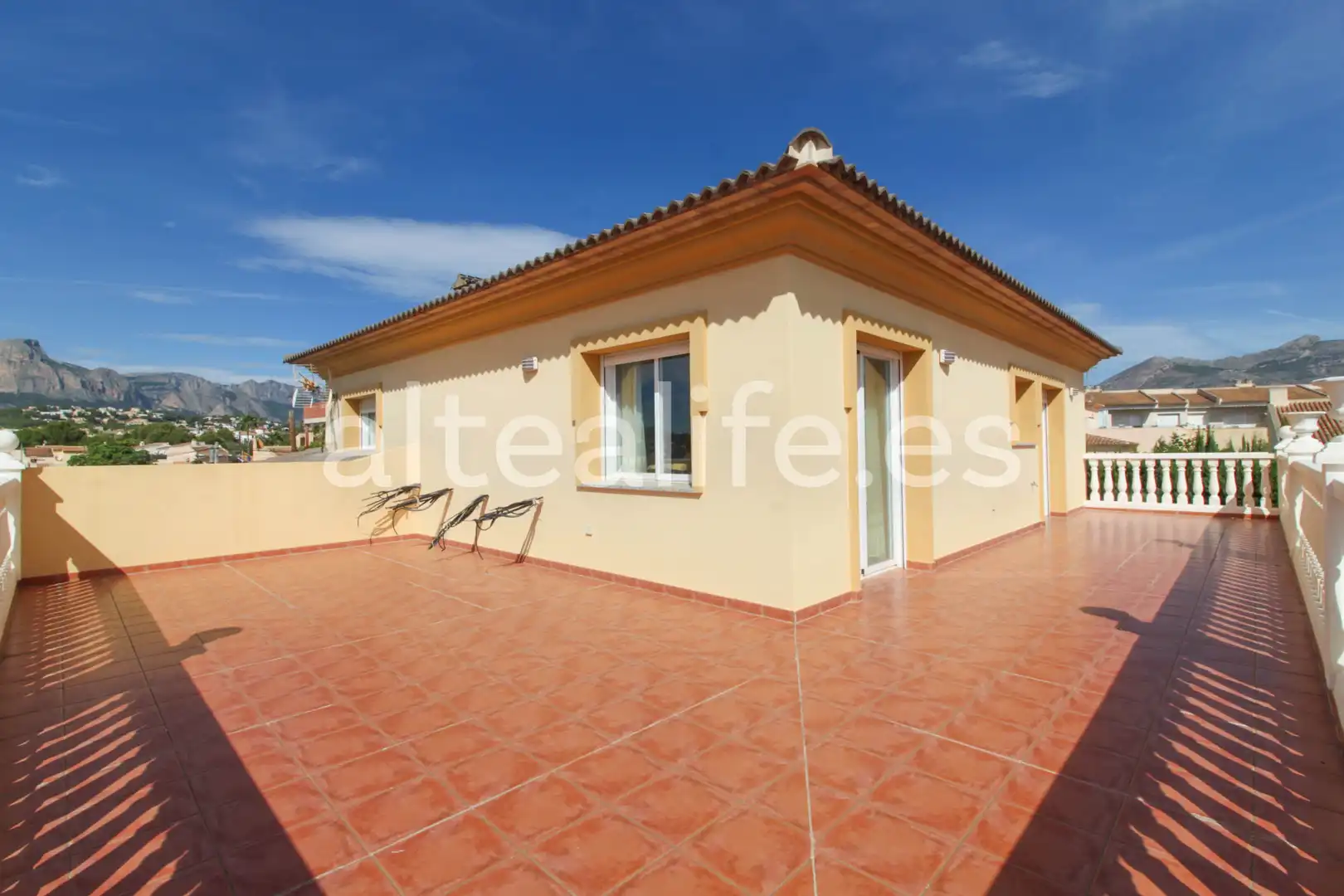 Außenansicht von Haus oder Chalet zum Verkauf in La Nucia mit Privatgarten, Terrasse und Abstellraum