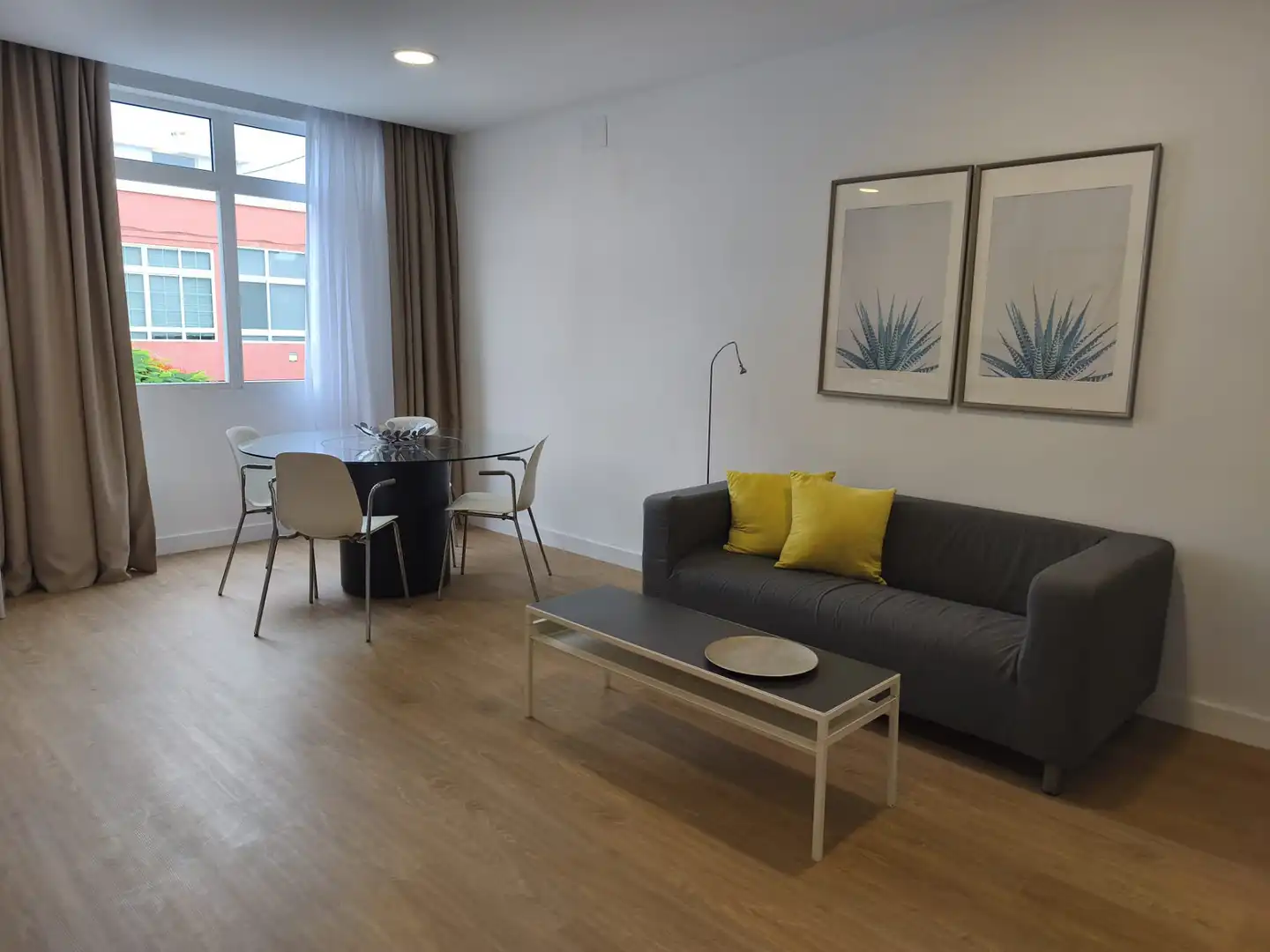 Sala d'estar de Estudi de lloguer en Las Palmas de Gran Canaria amb Parquet, Moblat i Rentadora