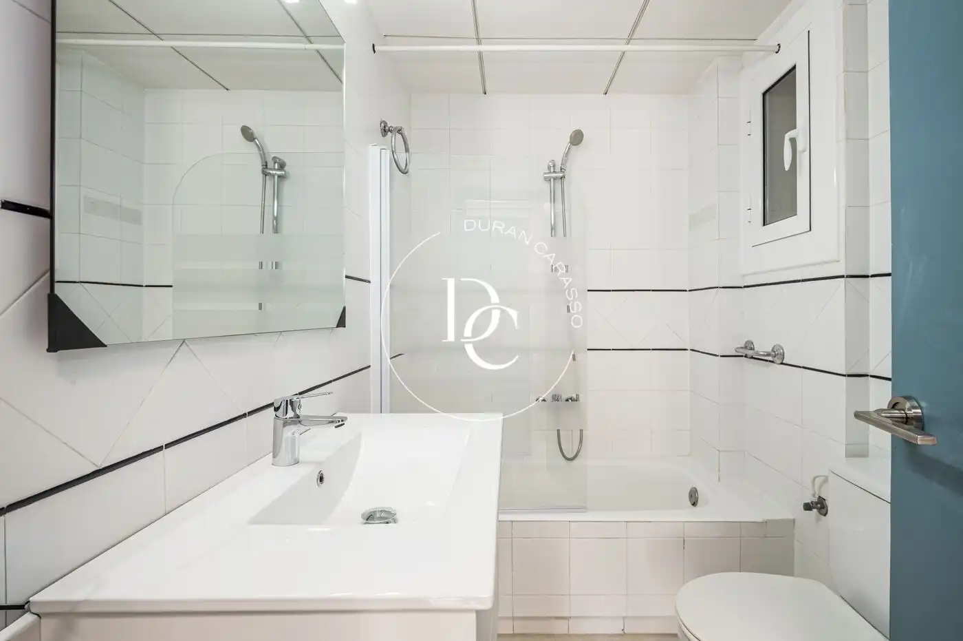 Badezimmer von Wohnung zum Verkauf in Sitges mit Klimaanlage, Heizung und Privatgarten