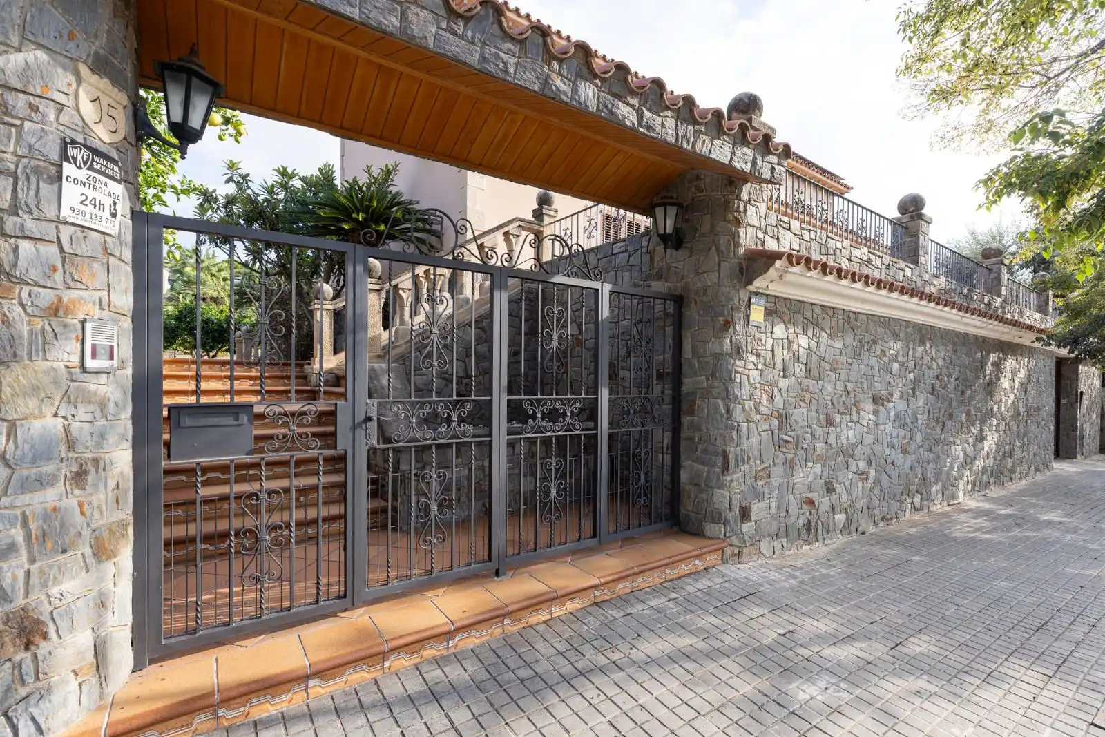 Vista exterior de Casa o xalet en venda en Mataró amb Terrassa i Piscina