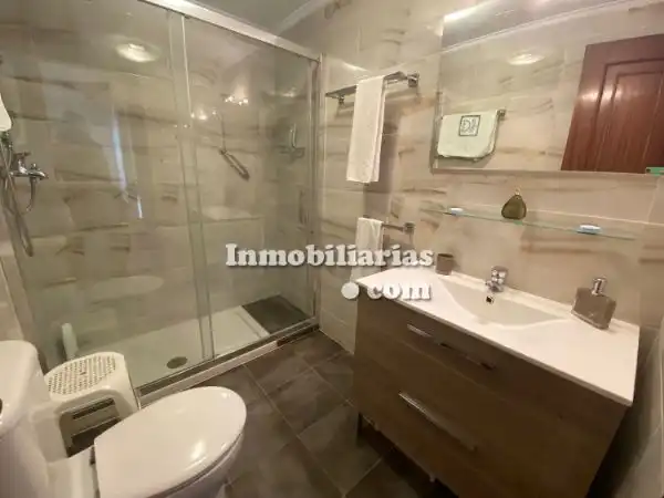 Baño de Piso en venta en Castro-Urdiales con Calefacción, Terraza y Horno