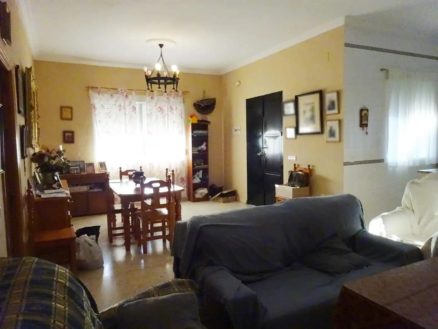 Living room of Houses for sale in Sanlúcar la Mayor  with Air Conditioner, Private garden and Storage room