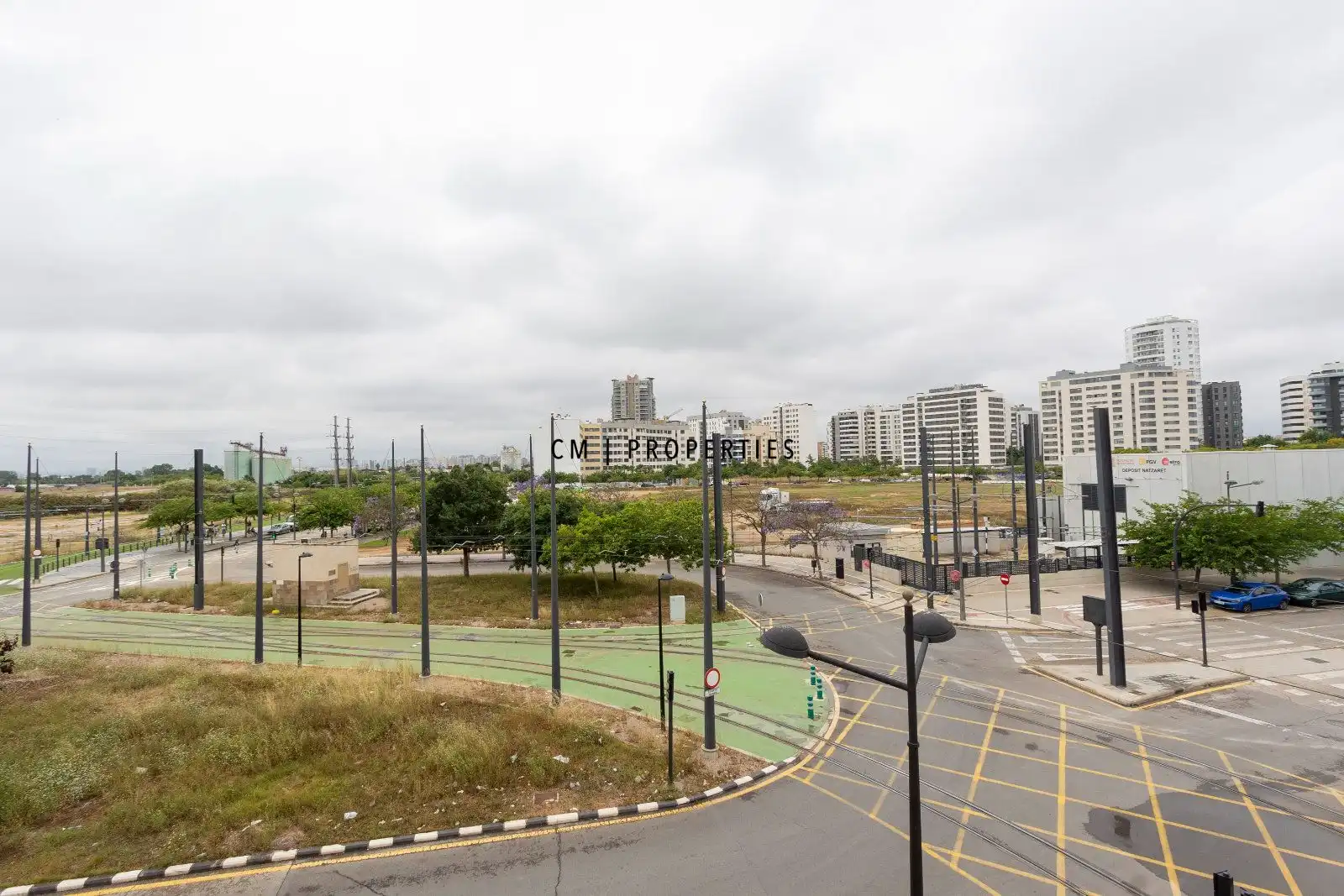 Außenansicht von Wohnung zur Miete in Valencia mit Terrasse, Abstellraum und Schwimmbad