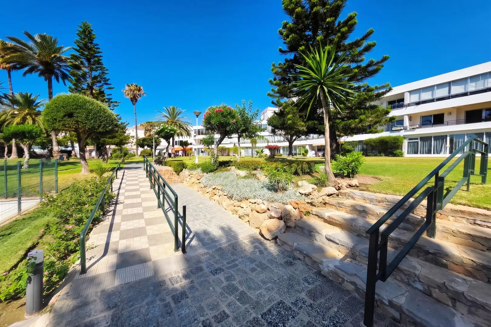 Vista exterior de Apartament en venda en Benalmádena amb Aire condicionat, Calefacció i Jardí privat