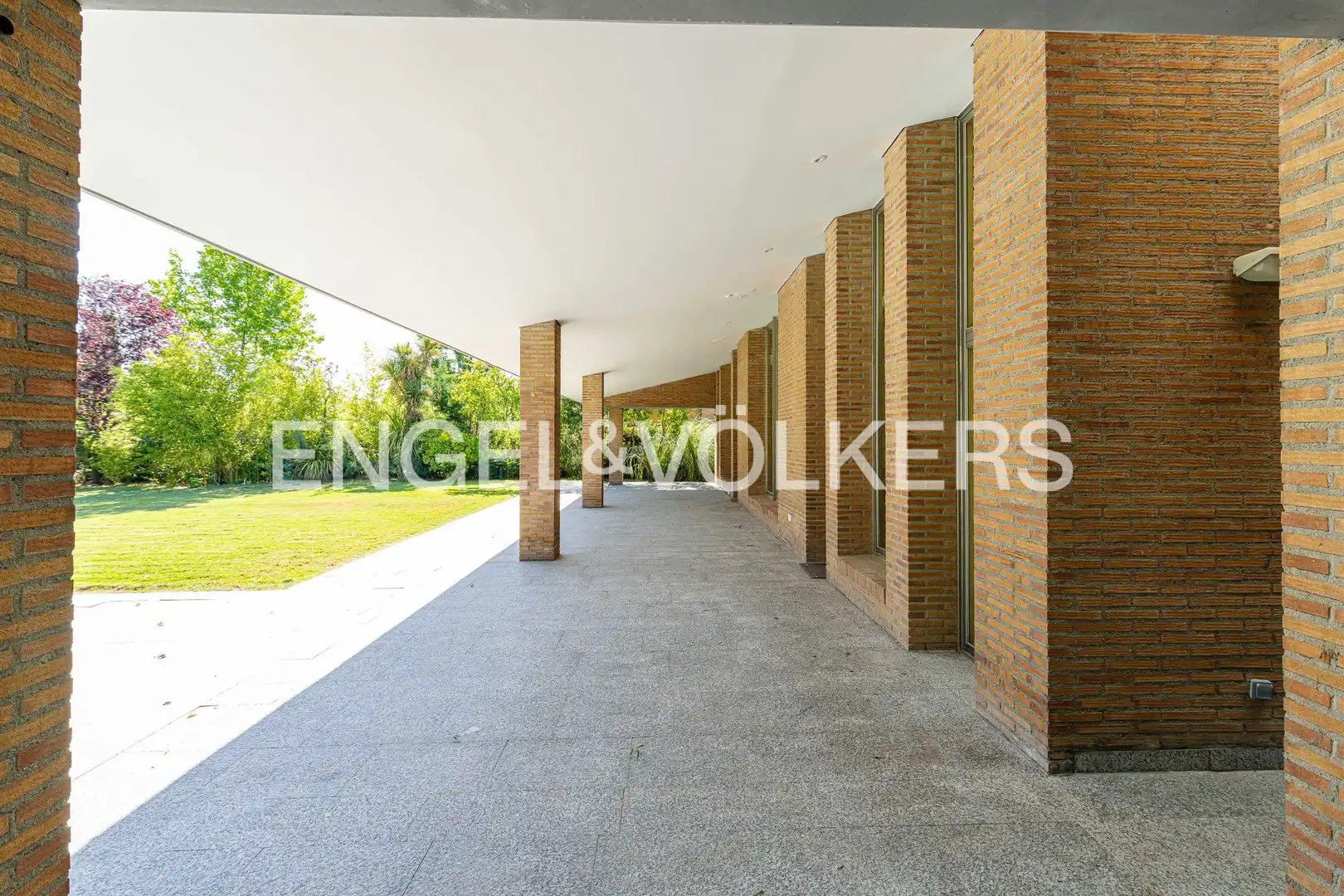 Vista exterior de Casa o xalet de lloguer en Pozuelo de Alarcón amb Aire condicionat, Calefacció i Jardí privat