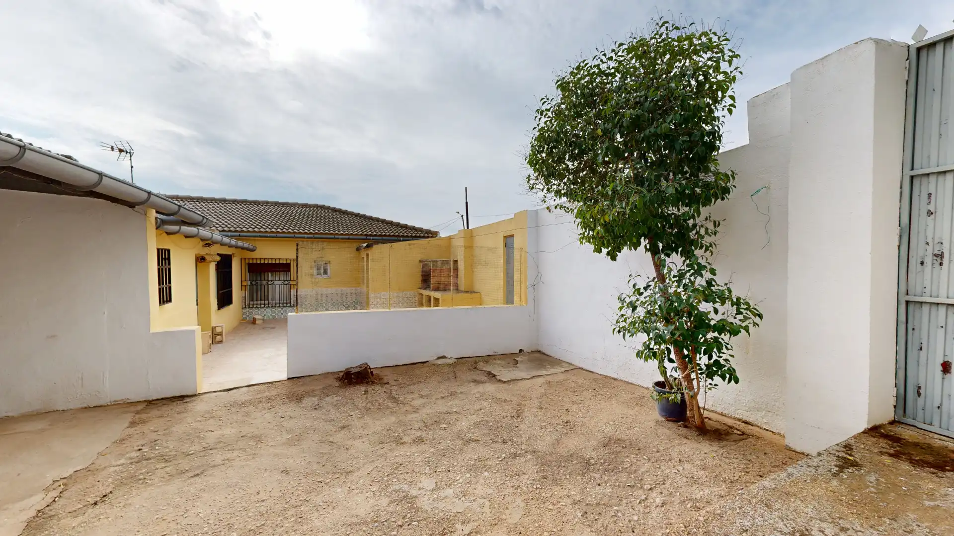 Vista exterior de Casa adosada en venta en Hellín con Jardín privado, Trastero y Amueblado