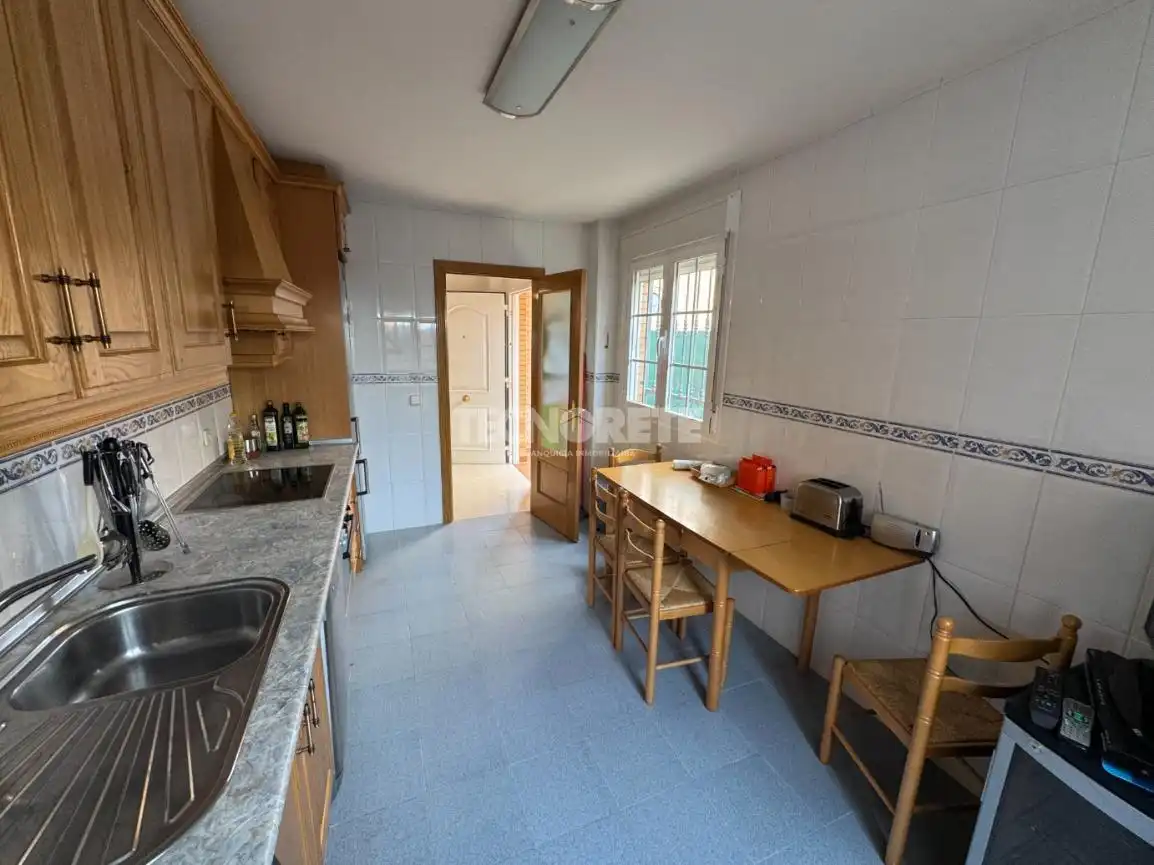 Casa aparellada amb terrassa en venda a Yunquera de Henares, imagen 4
