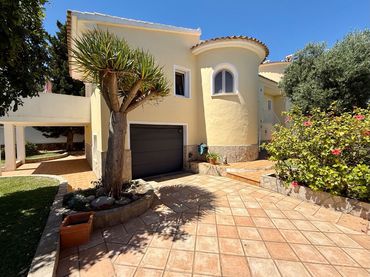 Villa con piscina in vendita a El Montgó