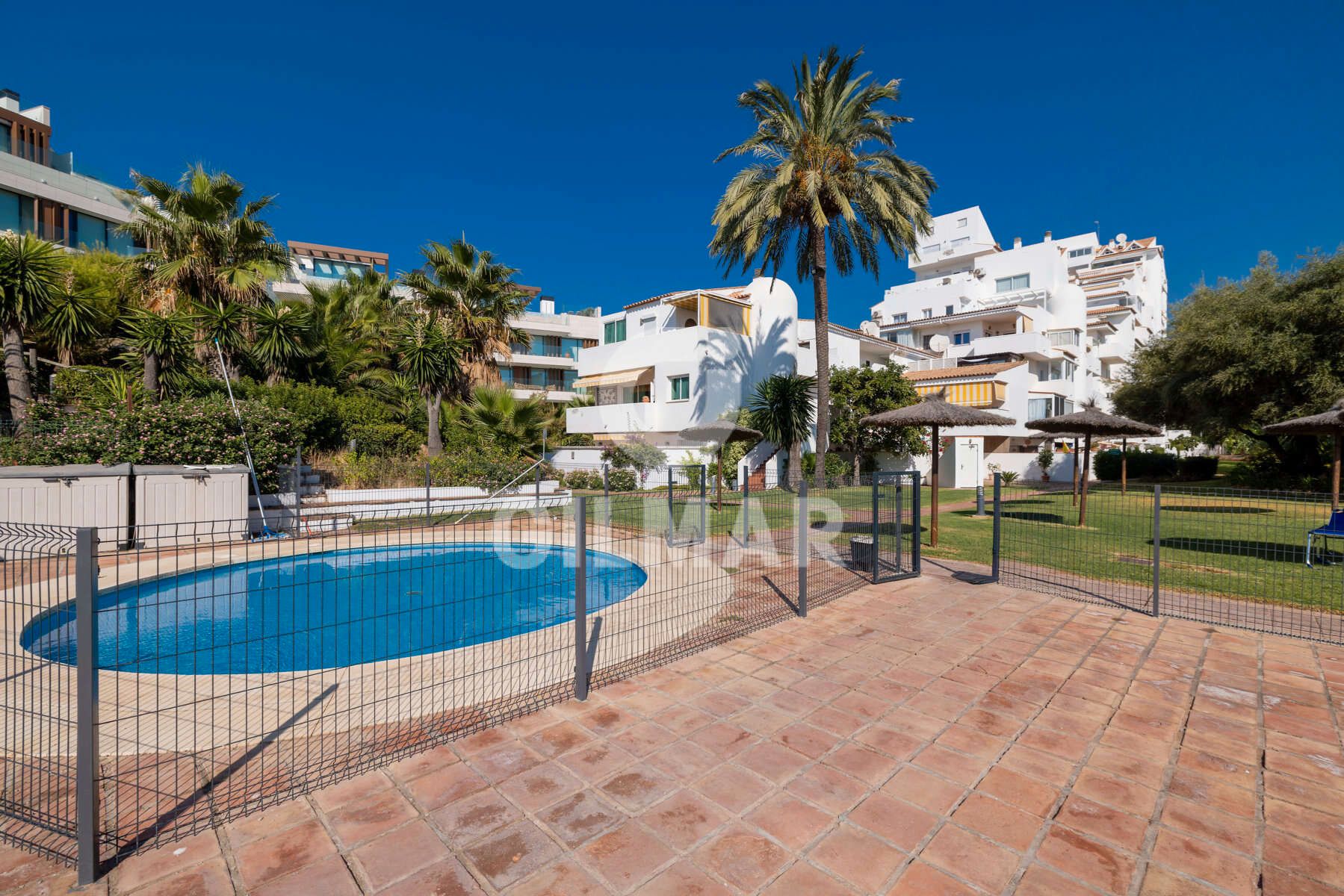 Vista exterior de Apartament en venda en Estepona amb Aire condicionat, Terrassa i Piscina comunitària