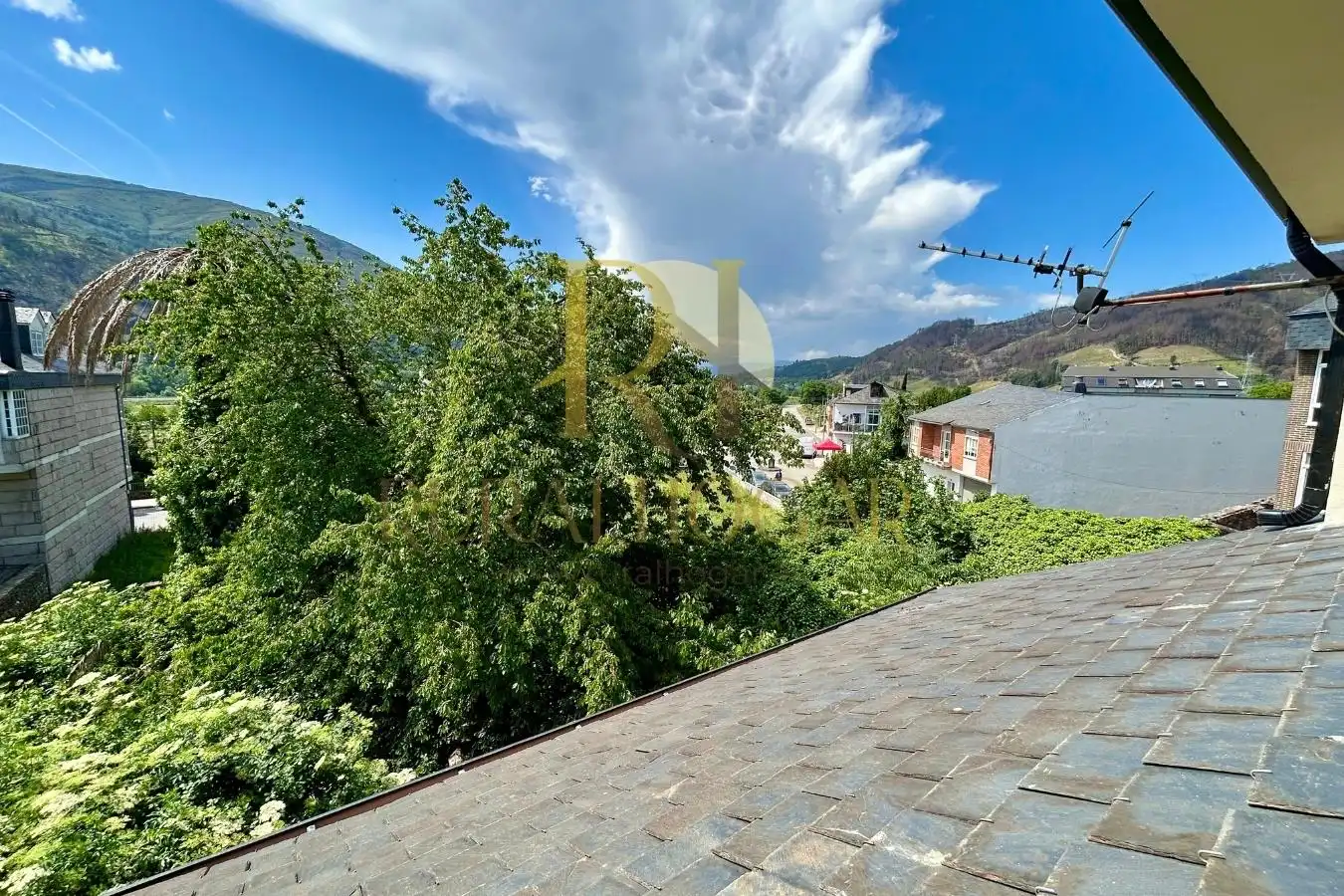 Vista exterior de Casa adosada en venta en Vilamartín de Valdeorras con Terraza