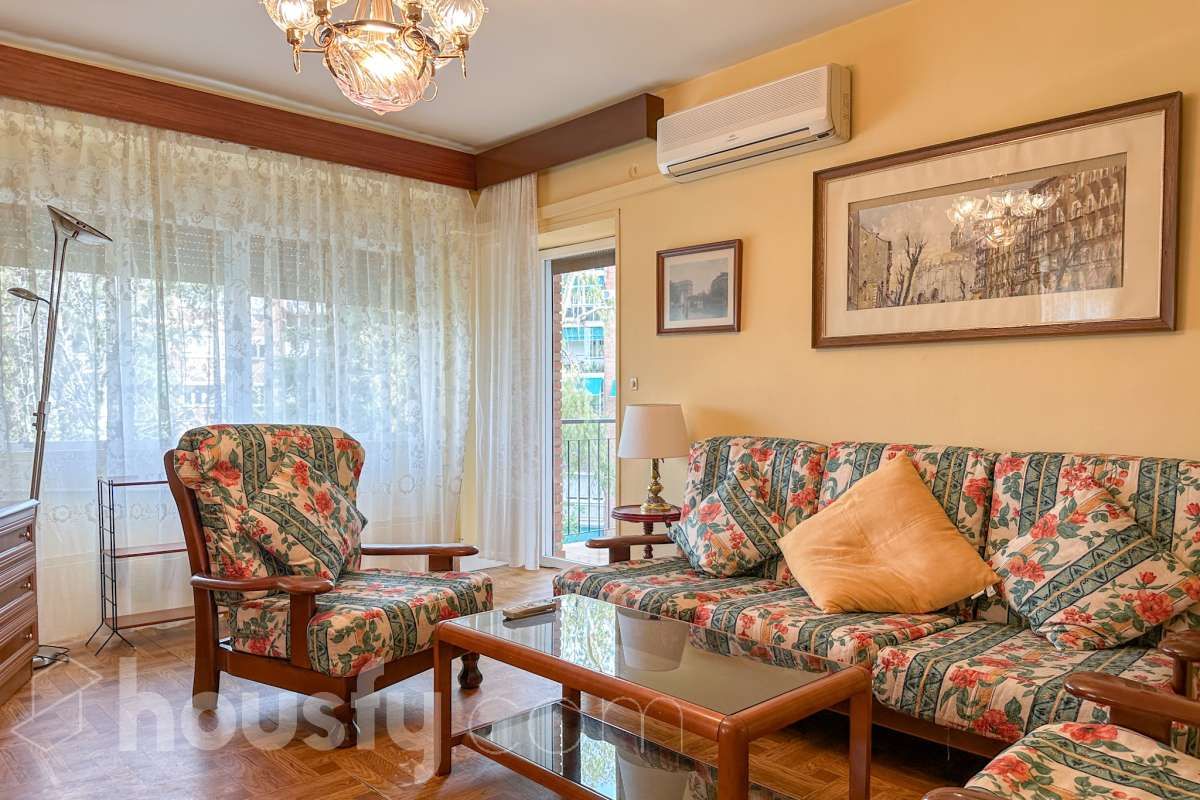 Living room of Flat for sale in  Madrid Capital  with Air Conditioner, Heating and Parquet flooring