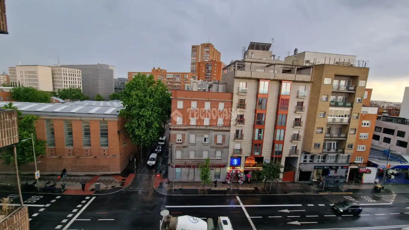 Vista exterior de Piso en venta en Madrid con Calefacción