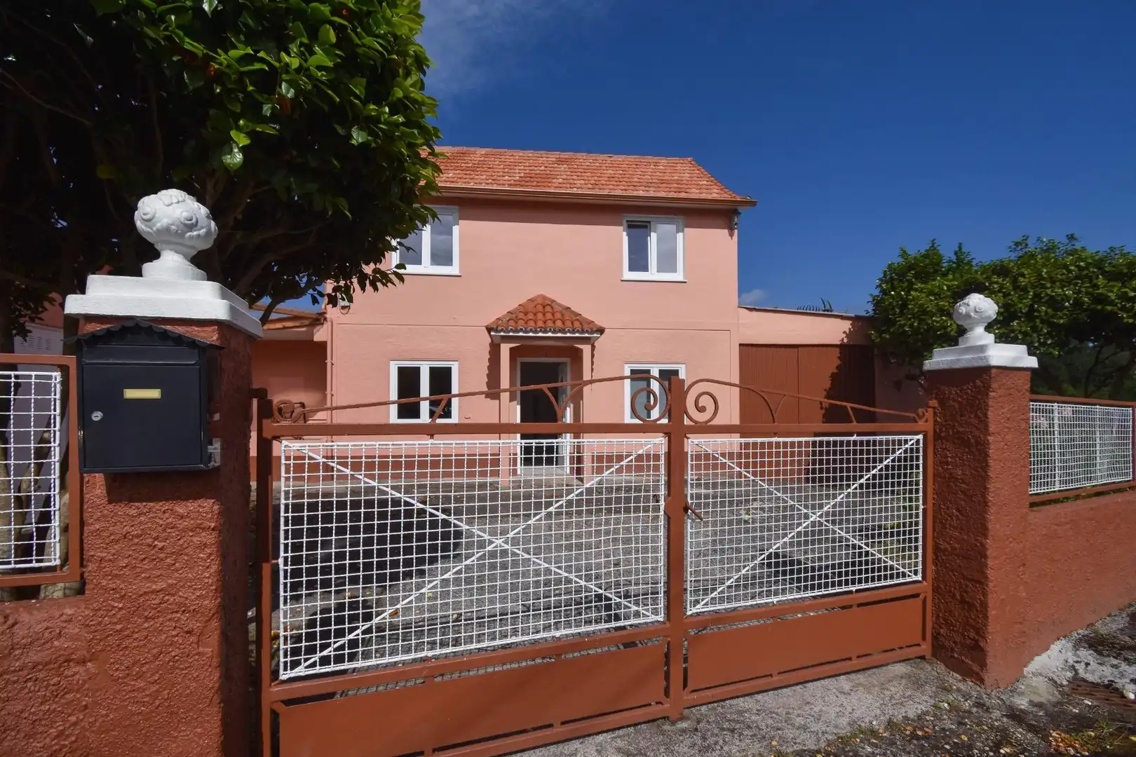 Vista exterior de Casa o xalet de lloguer en Cambre  amb Calefacció, Jardí privat i Traster