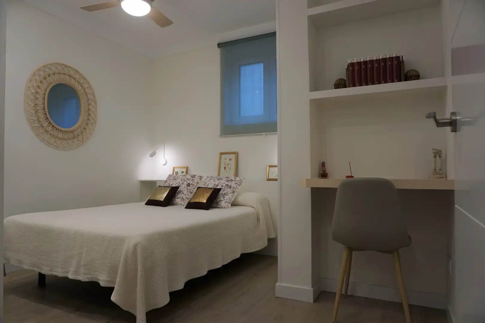 Dormitori de Apartament de lloguer en Madrid amb Calefacció i Moblat
