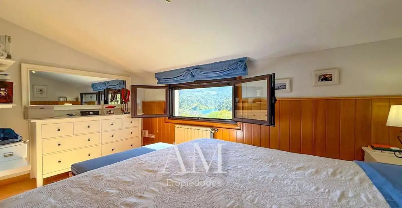 Habitación de Casa o chalet en venta en Vigo  con Calefacción, Jardín privado y Terraza