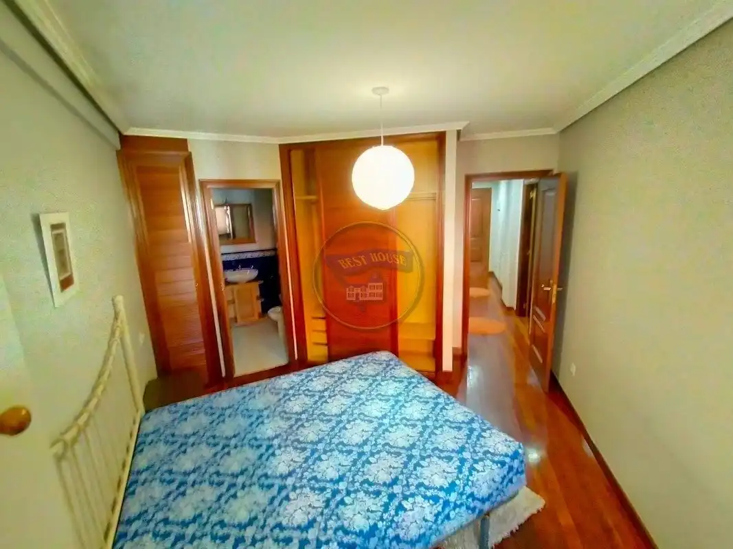 Dormitori de Apartament de lloguer en Vigo  amb Calefacció, Parquet i Traster
