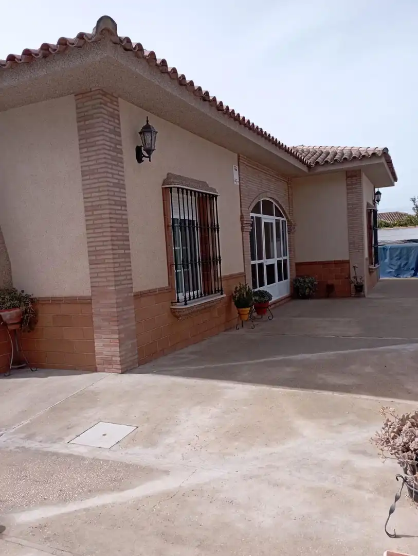 Vista exterior de Casa o xalet en venda en Chiclana de la Frontera amb Piscina
