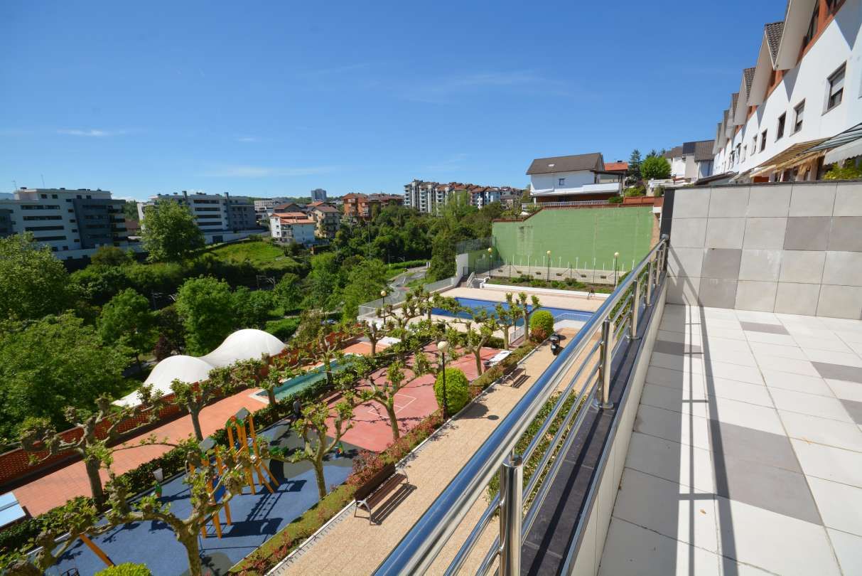 Terrassa de Casa adosada en venda en Donostia - San Sebastián  amb Calefacció, Jardí privat i Terrassa