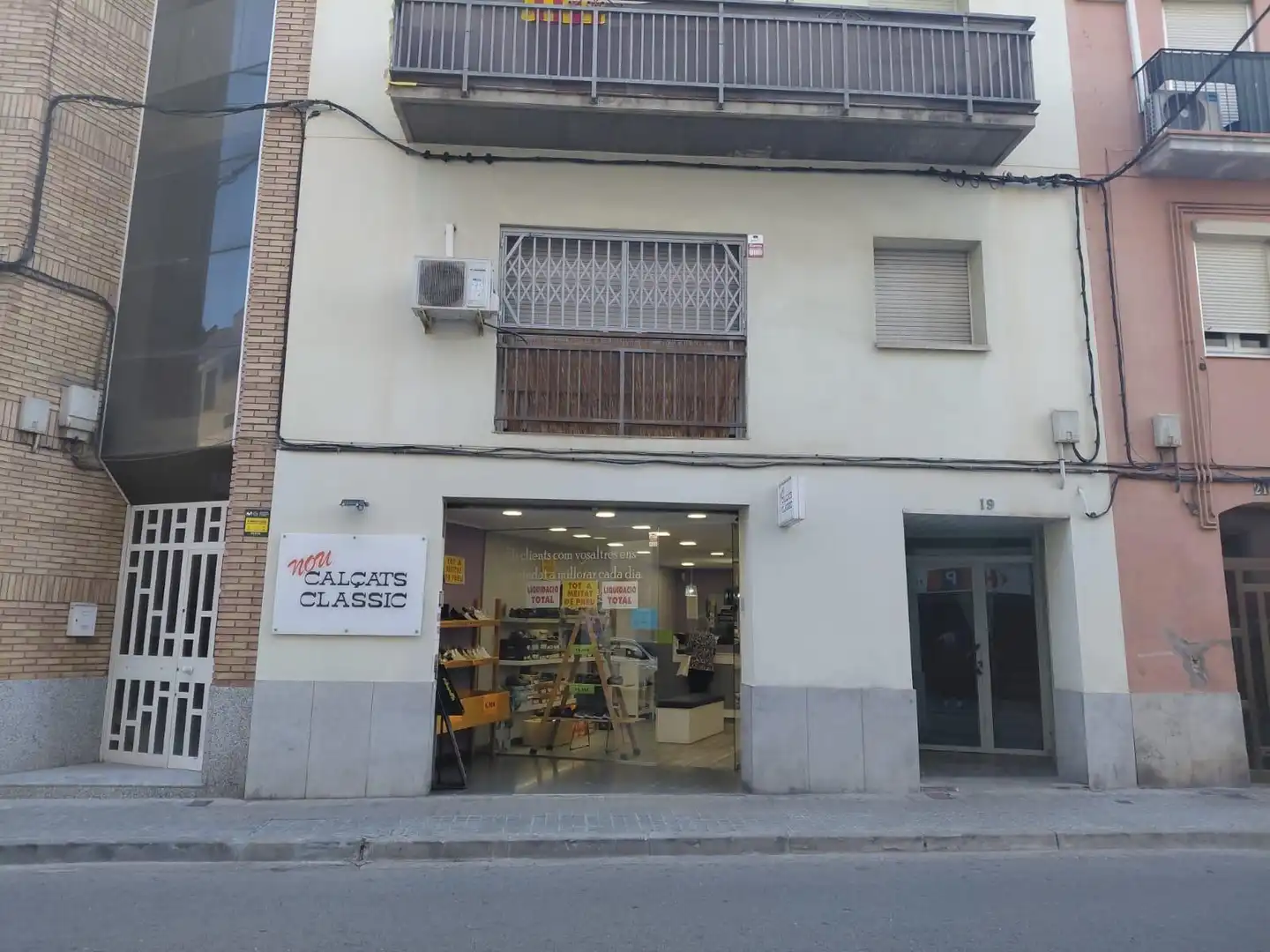 Vista exterior de Local en venda en Manresa