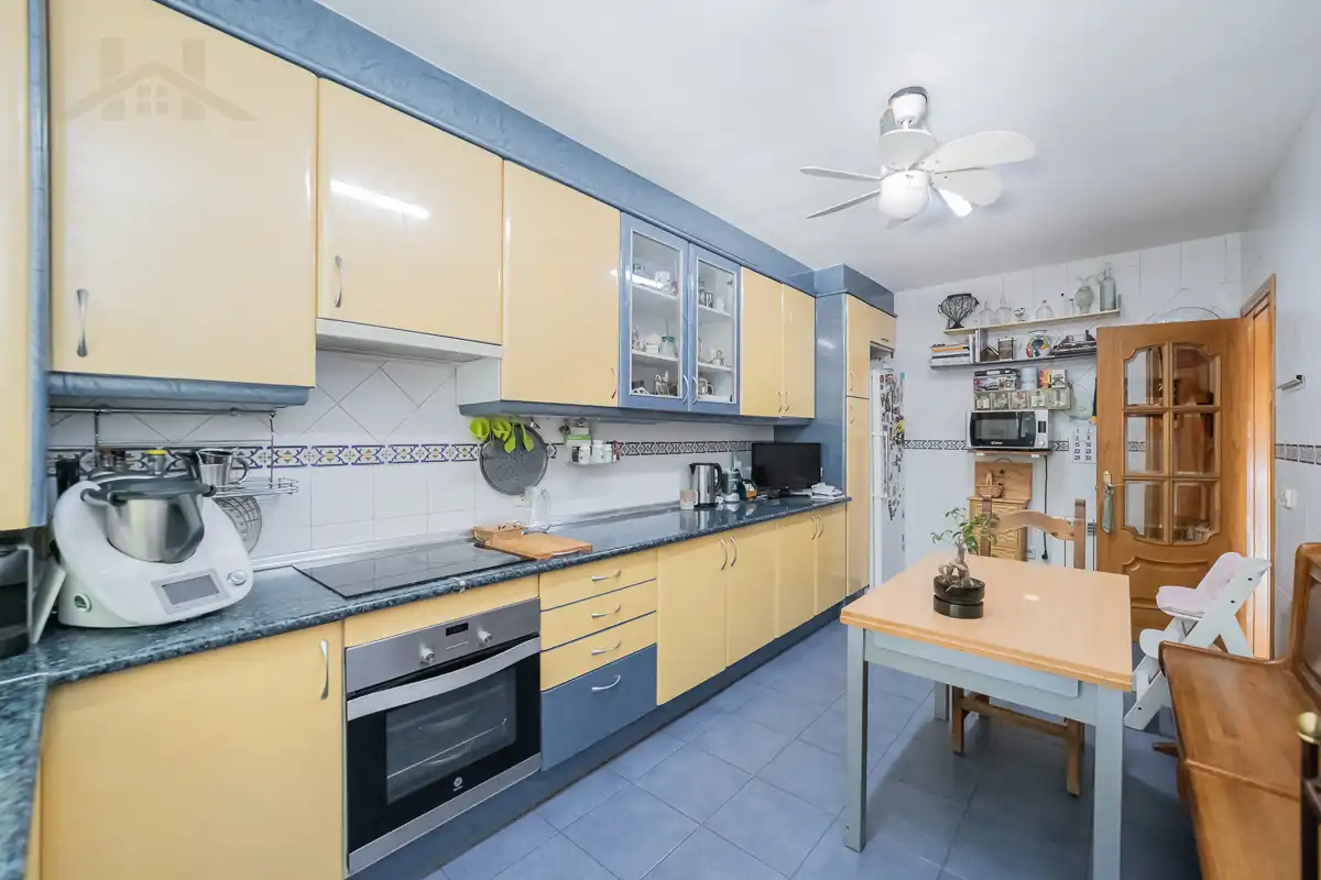 Casa aparellada amb terrassa en venda a Calle Sierra de Gredos 64, imagen 17
