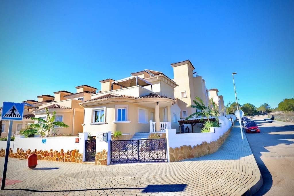 Vista exterior de Casa o xalet en venda en San Miguel de Salinas amb Aire condicionat, Calefacció i Jardí privat