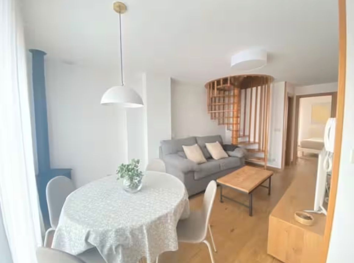 Sala d'estar de Apartament de lloguer en Burgos Capital amb Aire condicionat, Calefacció i Parquet
