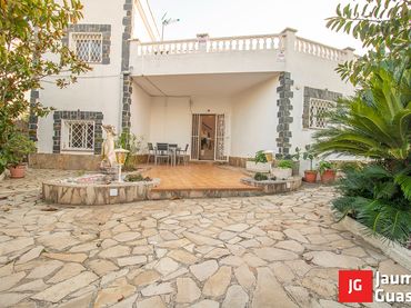 Detached house with garden for sale in Carrer de l'Aurora