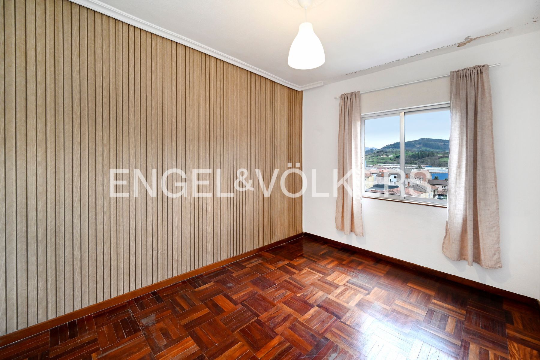 Dormitori de Apartament en venda en Los Corrales de Buelna  amb Calefacció i Parquet