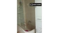 Bathroom of Flat to rent in  Madrid Capital  with Air Conditioner, Heating and Furnished