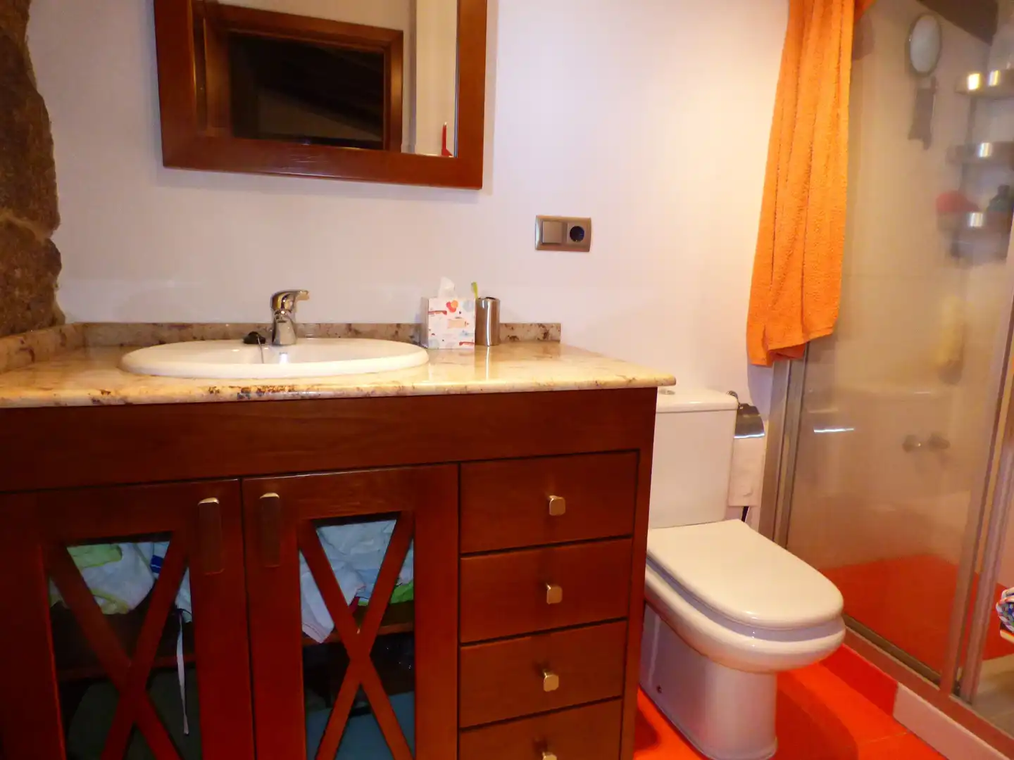 Badezimmer von Haus oder Chalet zum Verkauf in As Neves   mit Privatgarten, Terrasse und Ofen