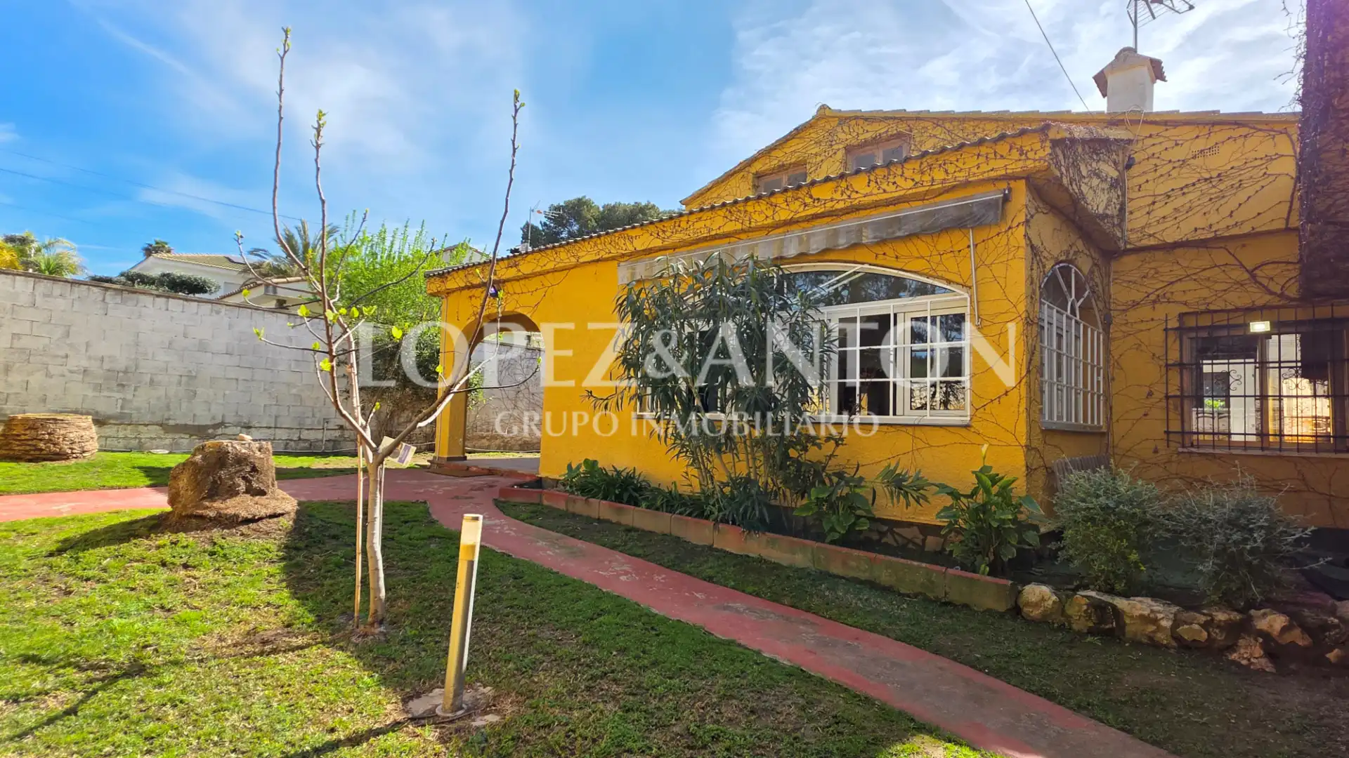 Vista exterior de Casa o xalet en venda en L'Eliana amb Aire condicionat, Calefacció i Jardí privat