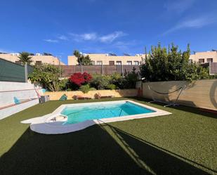 Piscina de Casa adosada en venda en Vilanova i la Geltrú amb Jardí privat, Terrassa i Piscina