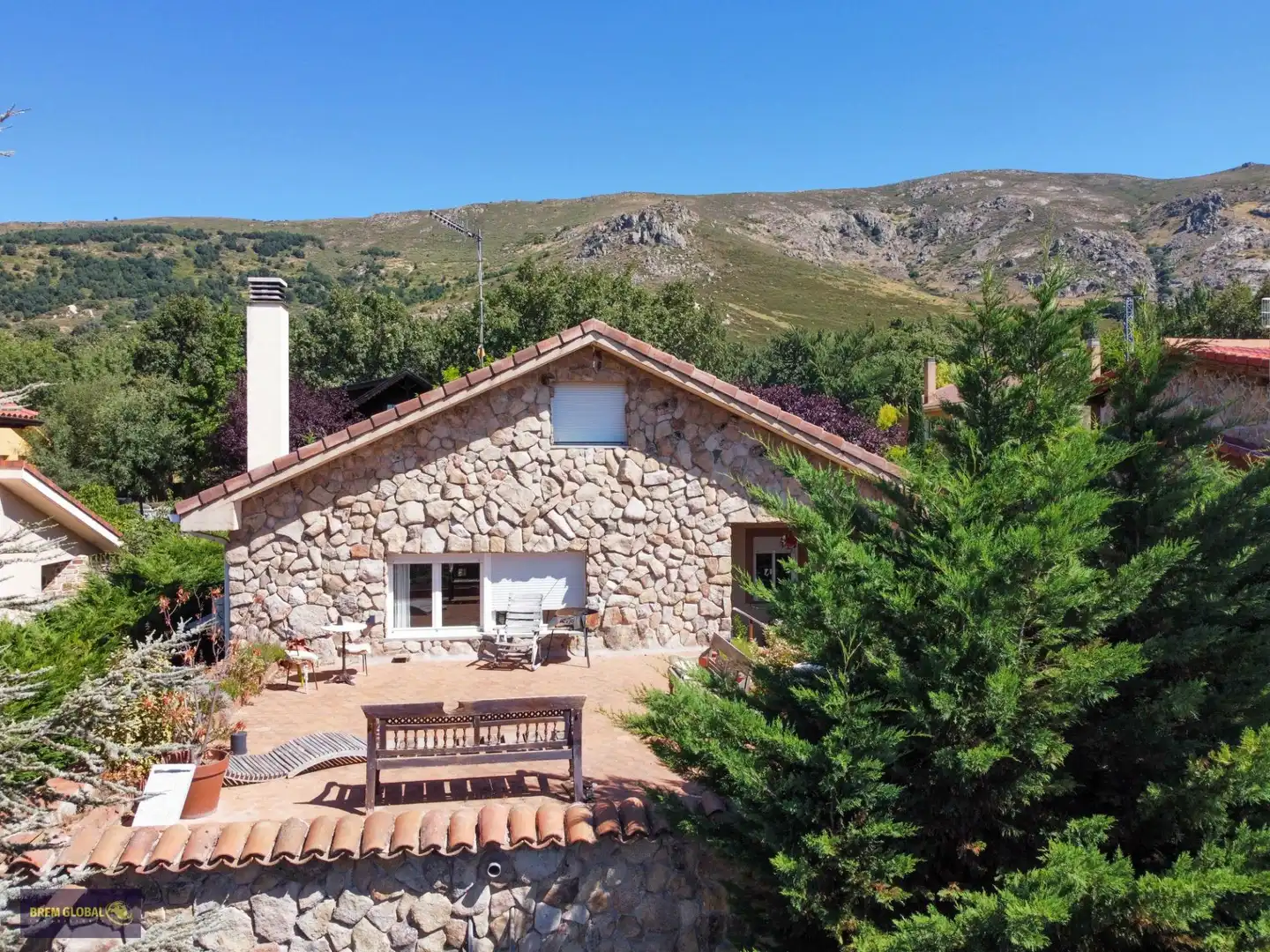 Vista exterior de Casa o xalet en venda en Bustarviejo amb Aire condicionat, Calefacció i Jardí privat