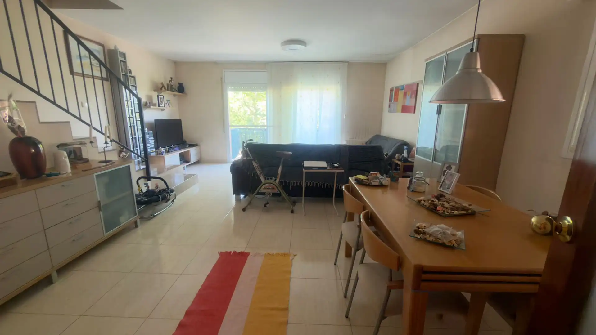 Sala de estar de Casa adosada en venta en Santa Perpètua de Mogoda con Aire acondicionado, Calefacción y Jardín privado