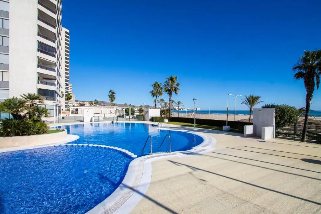 Piscina de Apartament de lloguer en Cullera amb Aire condicionat, Terrassa i Moblat