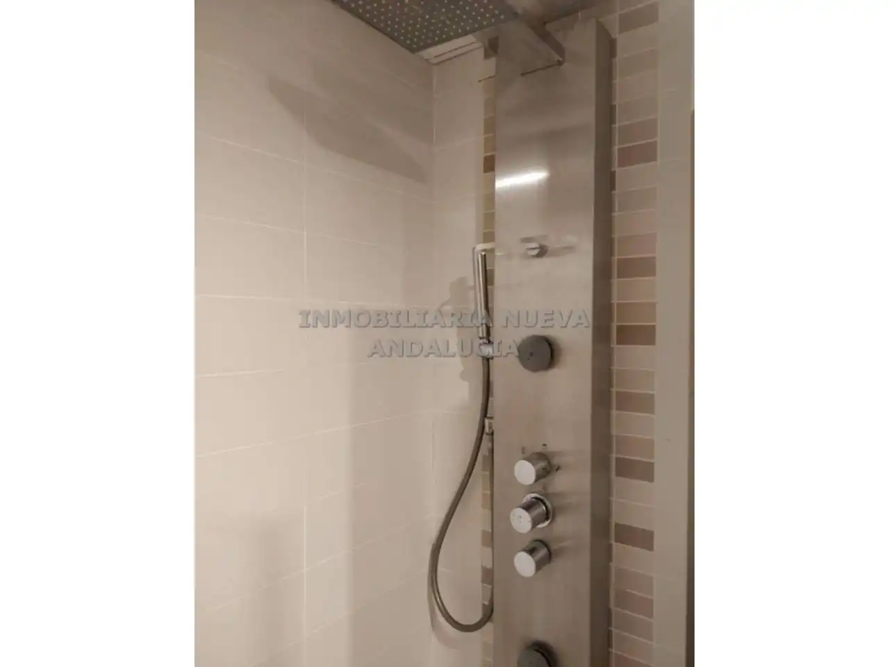 Baño de Piso de alquiler en Almería con Aire acondicionado, Terraza y Amueblado
