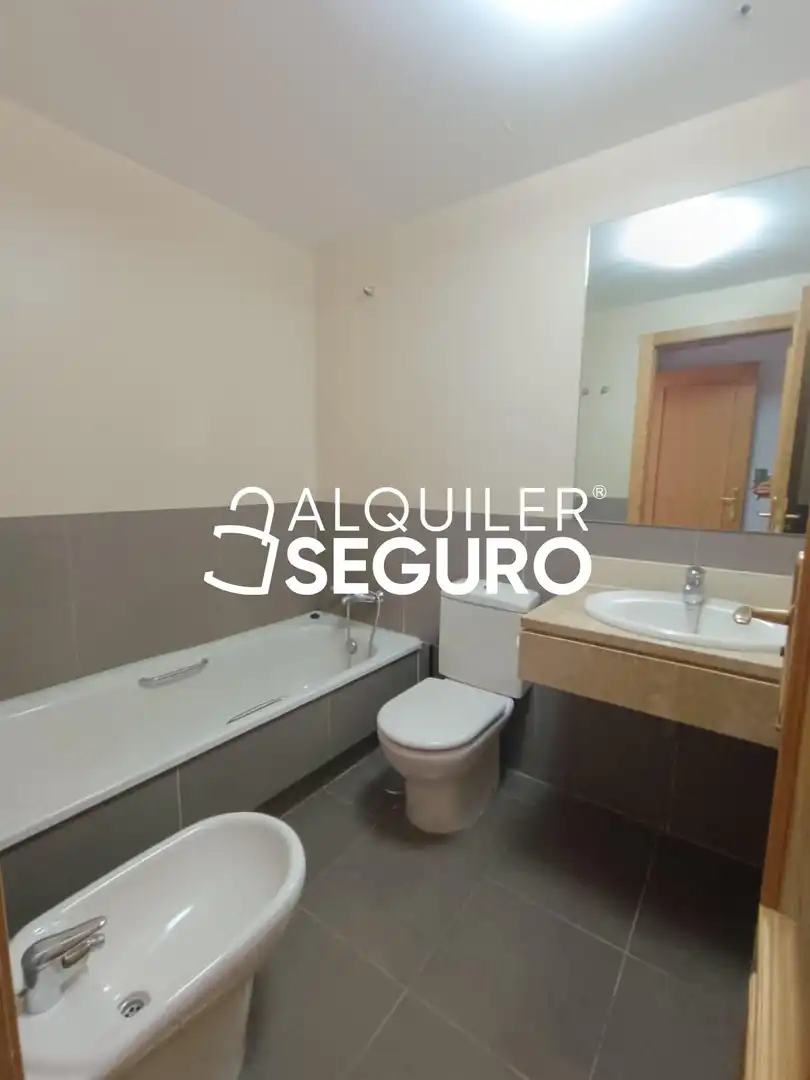Baño de Piso de alquiler en Parla con Aire acondicionado, Calefacción y Terraza