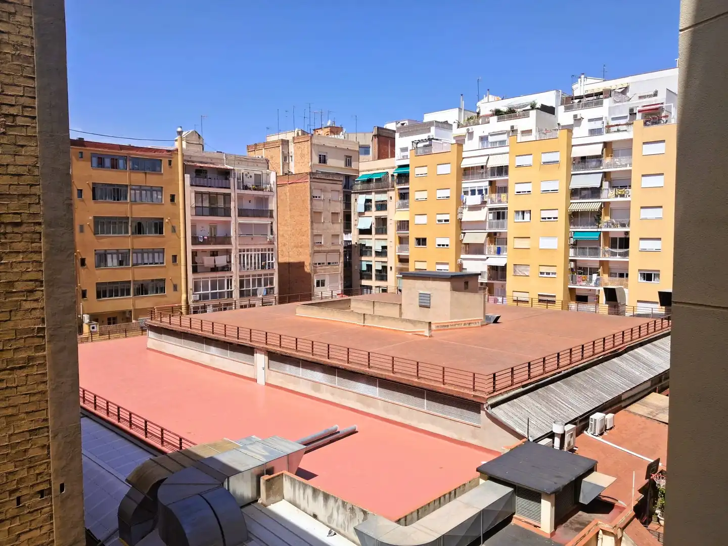 Vista exterior de Piso en venta en Barcelona con Calefacción