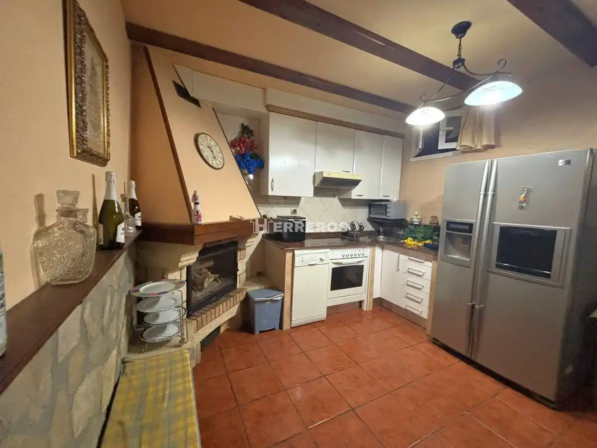 Cuina de Casa adosada en venda en Villamediana de Iregua amb Aire condicionat, Calefacció i Jardí privat