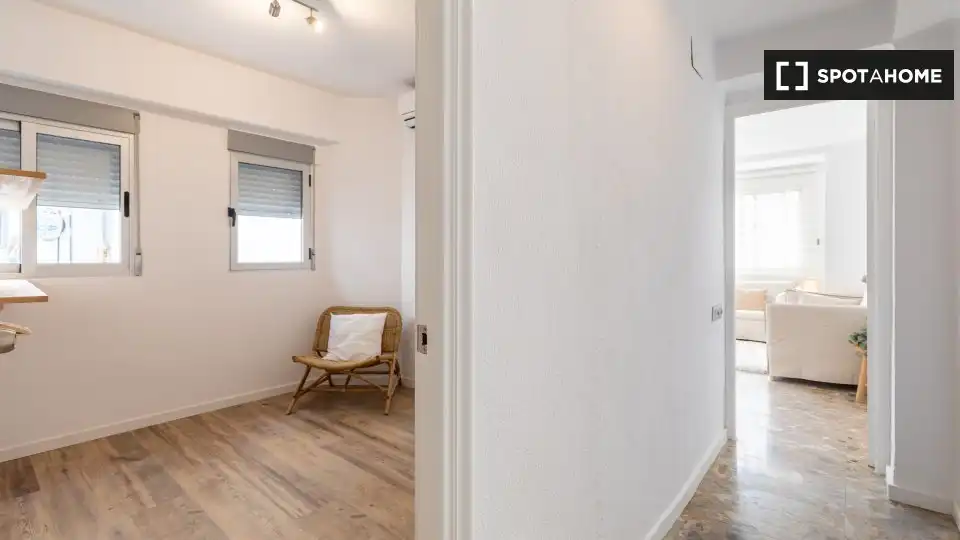 Flat for rent in Valencia  with Air Conditioner, Heating and Furnished