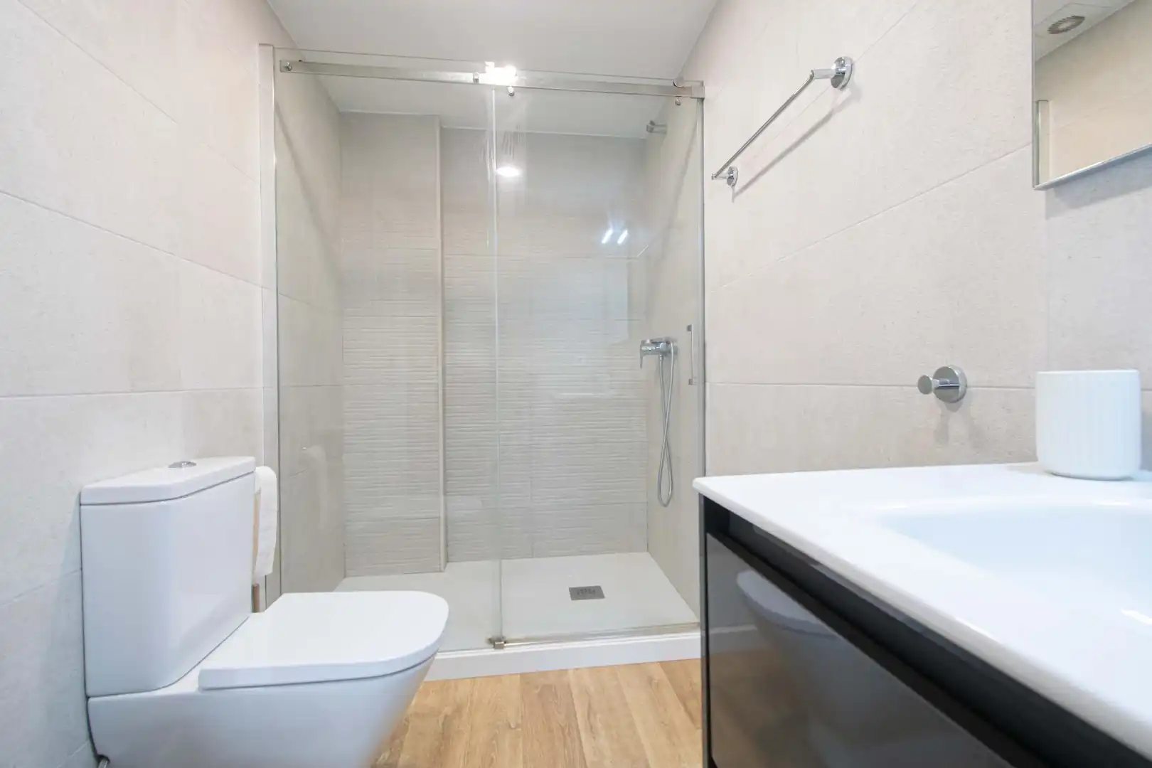 Badezimmer von Wohnungen zum Verkauf in Sevilla mit Klimaanlage und Parkett