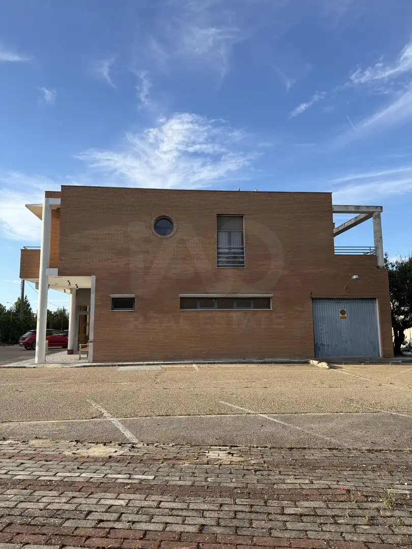 Vista exterior de Edifici en venda en Medina del Campo